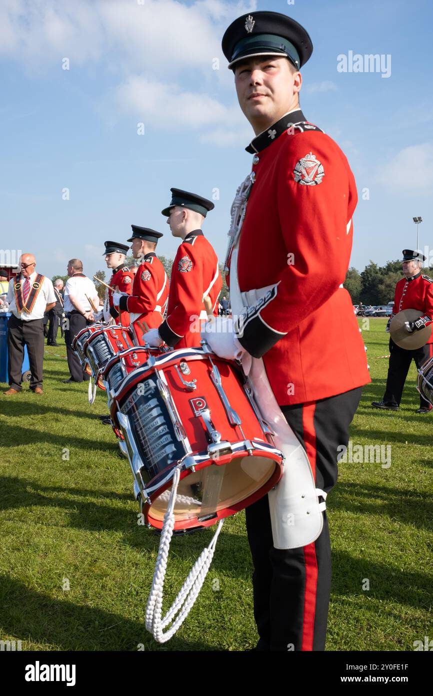 Lisburn Young Defenders flauto band pronta per il ritorno della Annual Co.. Parata dell'Antrim Royal Black Institution. Ballymena, Regno Unito - 31 agosto 2024. Foto Stock