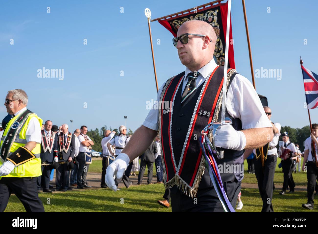 Membro del Royal Black Preceptory no 492 che porta la spada cerimoniale al ritorno della Annual Co.. Parata di Antrim. Ballymena, Regno Unito - 31 agosto 2024. Foto Stock