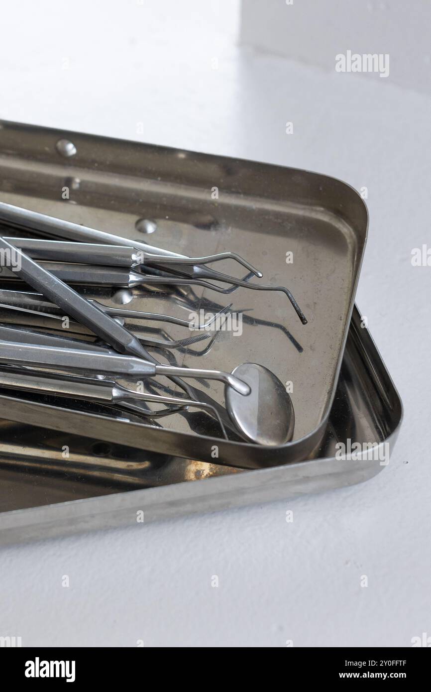 Strumenti odontoiatrici, strumenti e strumenti. Esploratori, scalpellatore e cura dei denti per il controllo dentista, denti o pinzette Foto Stock