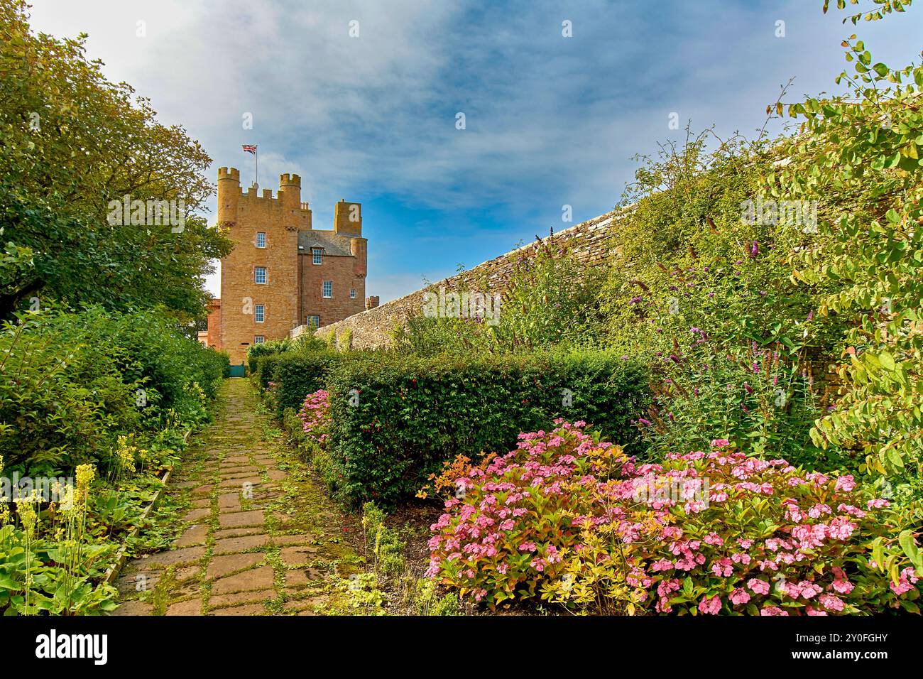 Castello di Mey Caithness Scozia la torre e il letto di fiori di ortensie rosa a fine estate Foto Stock
