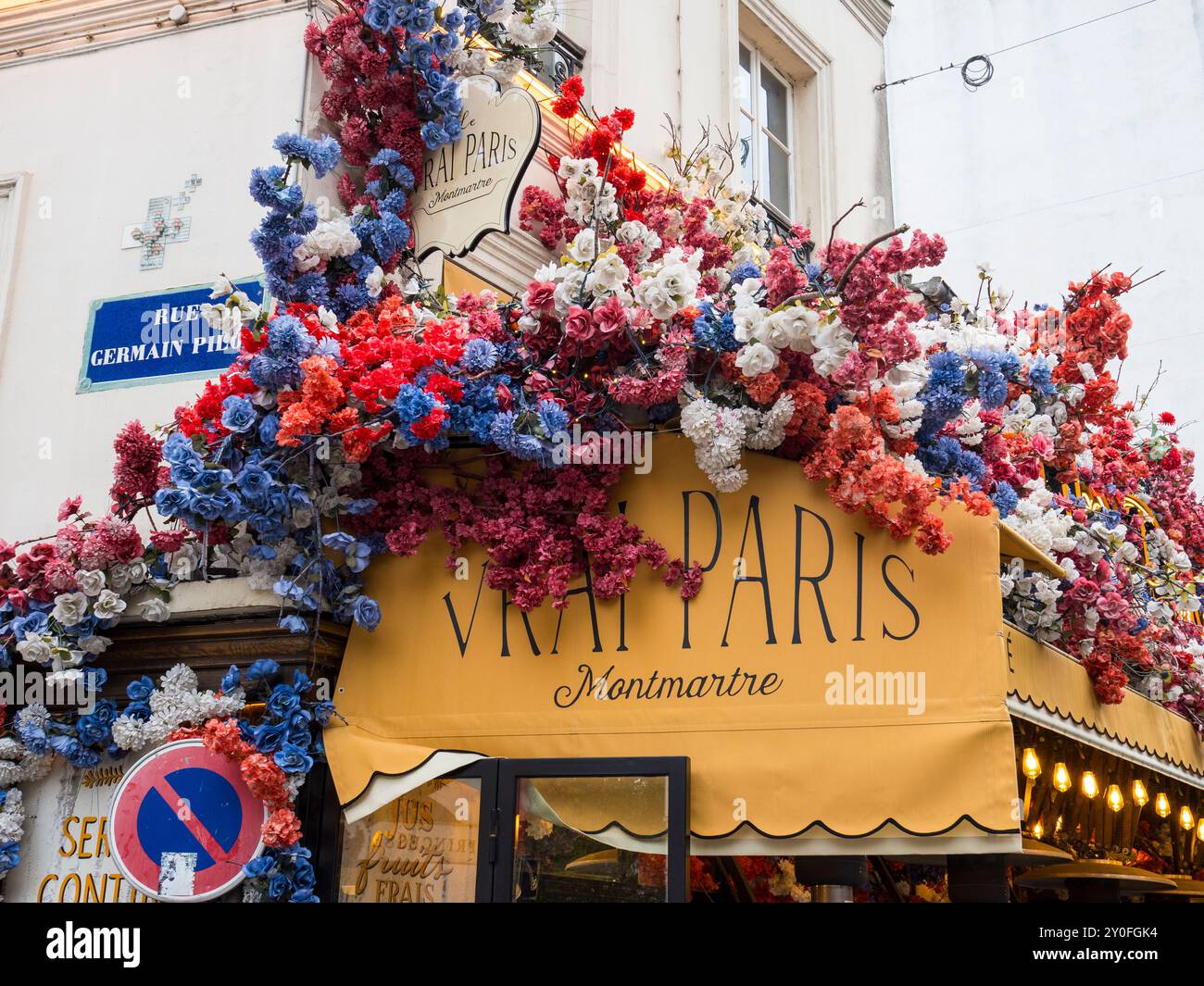 Fiori incredibili sopra le Vrai Paris, ristorante, Montmartre, Parigi, Francia, Europa, UE. Foto Stock