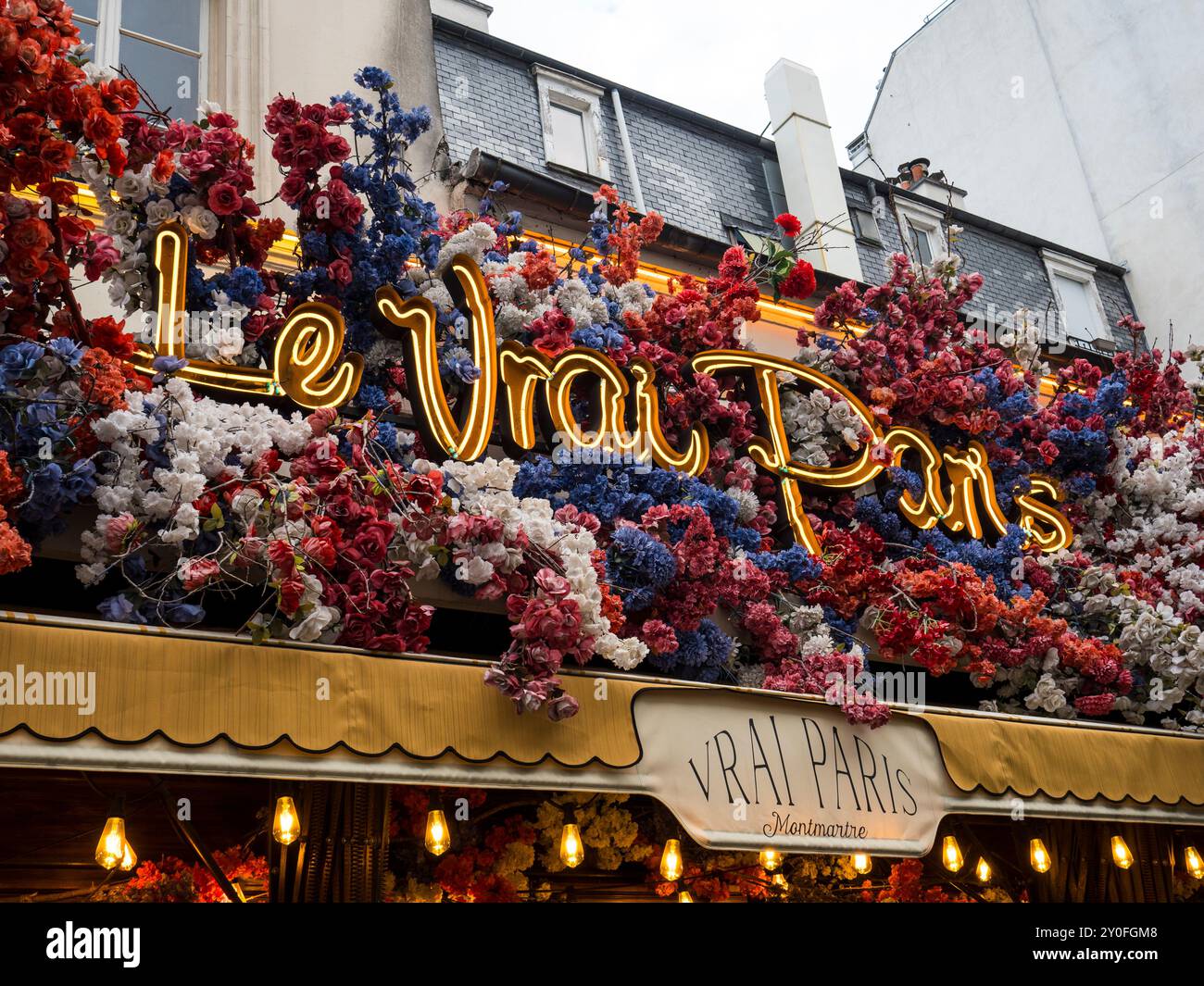 Fiori incredibili sopra le Vrai Paris, ristorante, Montmartre, Parigi, Francia, Europa, UE. Foto Stock