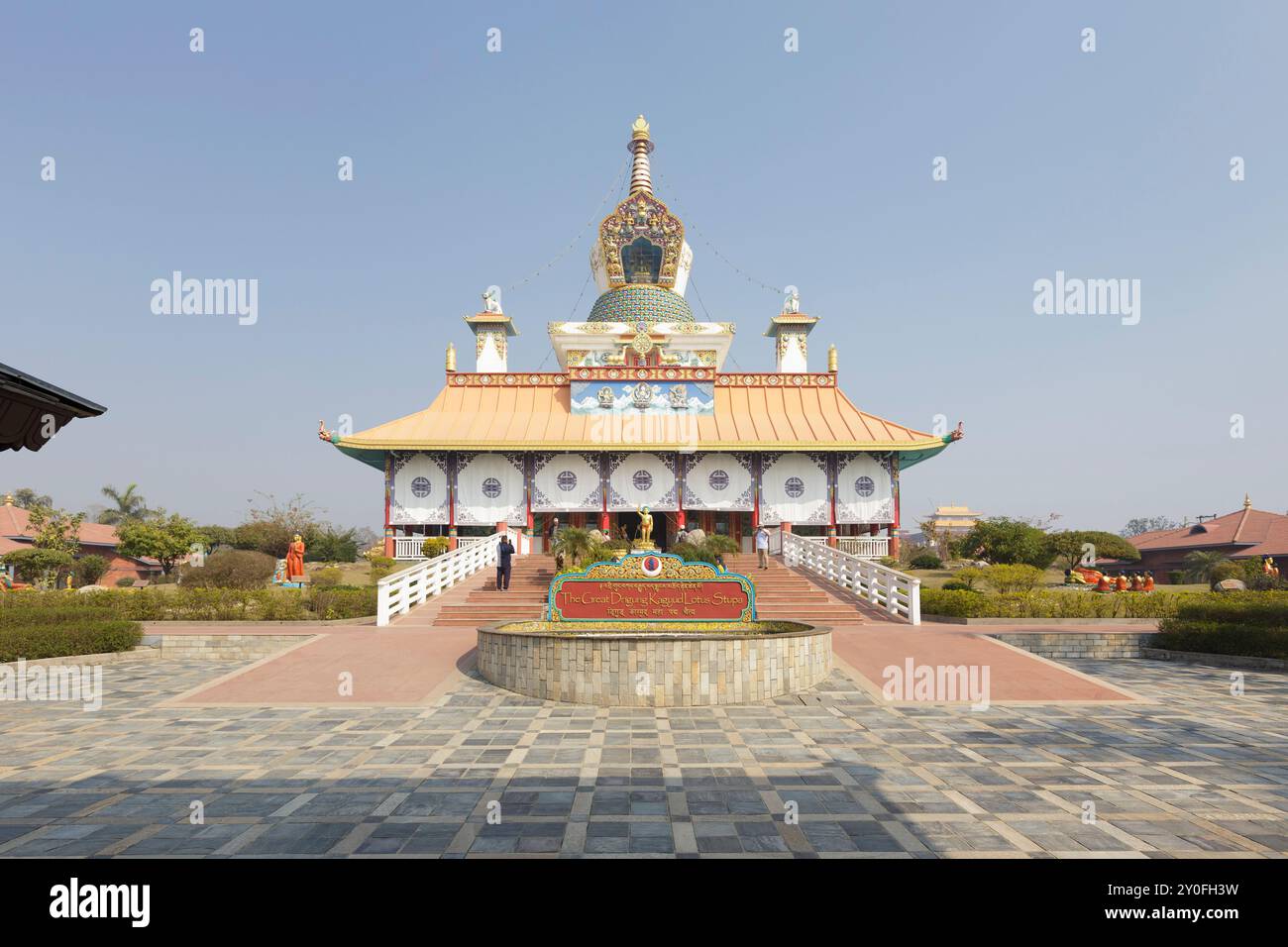 Il grande Drigung Kagyud lotus stupa, il tempio tedesco, Lumbini, Nepal Foto Stock