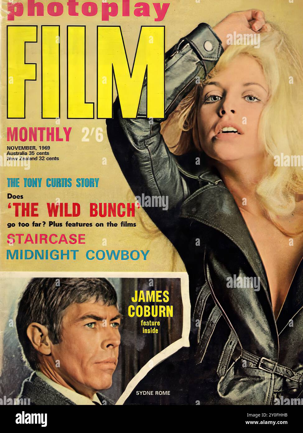 Photoplay Film Monthly Nov 1969 - copertina rivista d'epoca - fotografo sconosciuto - trascrizione di testo [ photoplay. bu nec fersky; PELLICOLA; MENSILE 2/6; NOVEMBRE; 1969; Australia 35 centesimi; nuova Zelanda 32 centesimi; LA STORIA DI TONY CURTIS; "IL MUCCHIO SELVAGGIO va troppo oltre? Funzioni in più nei film; SCALINATA; MIDNIGHT COWBOY; JAMES COBURN; protagonista all'interno; SYDNE ROME ] SOLO PER USO EDITORIALE ! Foto Stock