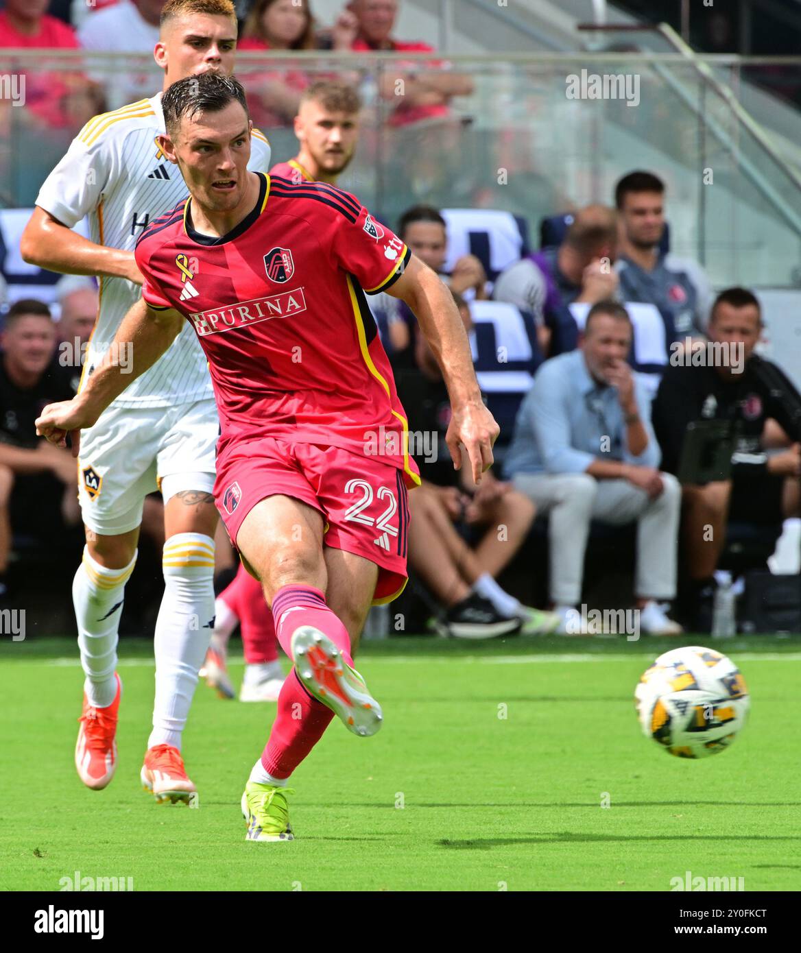 St. Louis, Stati Uniti. 1 settembre 2024. Passa il difensore di St. Louis City Kyle Hiebert (22). STL City ha ospitato LA Galaxy in una partita della Major League Soccer allo STL CITYPARK Stadium di St. Louis, Missouri, domenica 1 settembre 2024. Foto di Tim Vizer/Sipa USA credito: SIPA USA/Alamy Live News Foto Stock