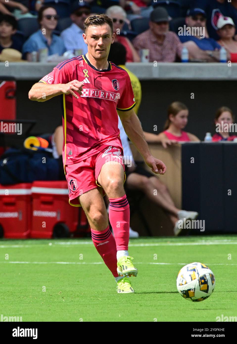 St. Louis, Stati Uniti. 1 settembre 2024. Il difensore del St. Louis City Kyle Hiebert (22) passa nel primo tempo. STL City ha ospitato LA Galaxy in una partita della Major League Soccer allo STL CITYPARK Stadium di St. Louis, Missouri, domenica 1 settembre 2024. Foto di Tim Vizer/Sipa USA credito: SIPA USA/Alamy Live News Foto Stock