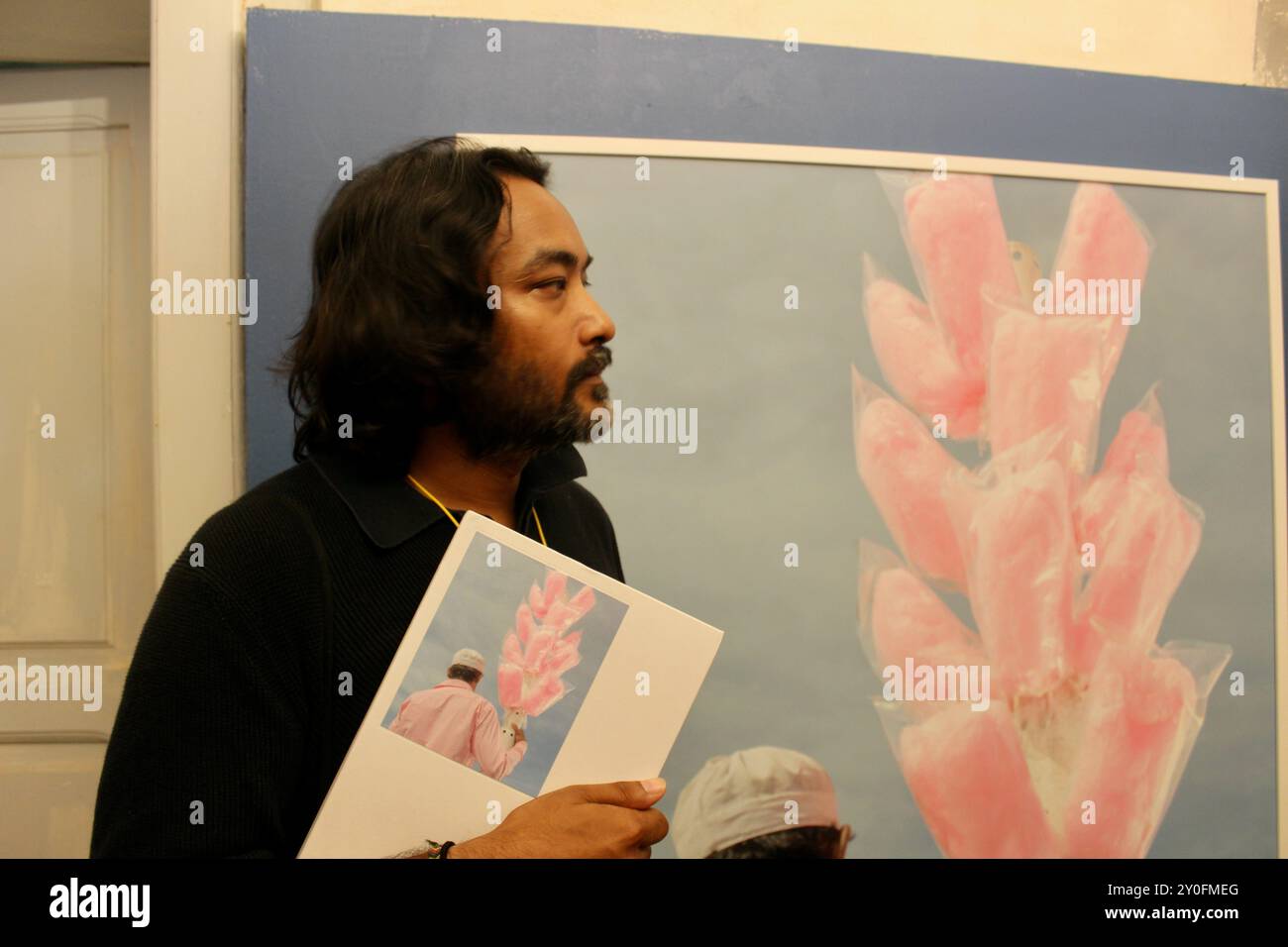 Il fotografo bengalese Ismail Ferdous alla mostra fotografica PhEST 2024 a monopoli Foto Stock