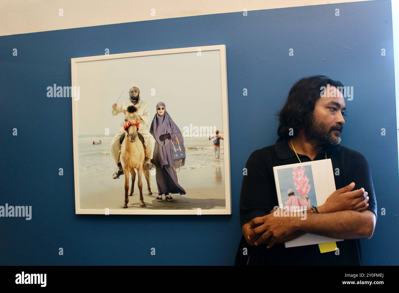 Il fotografo bengalese Ismail Ferdous alla mostra fotografica PhEST 2024 a monopoli Foto Stock