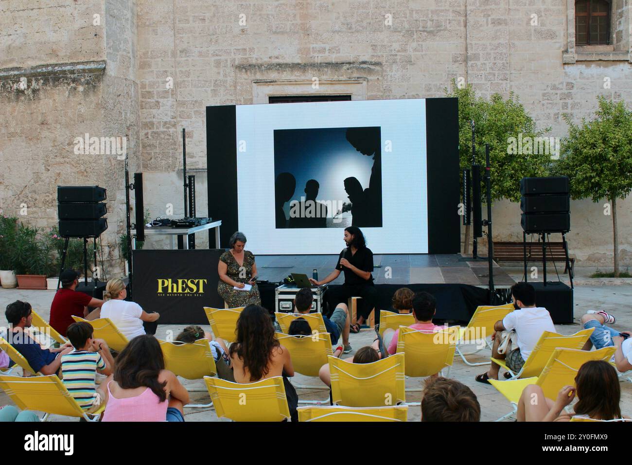 Il fotografo bengalese Ismail Ferdous ha intervistato davanti a un pubblico al PhEST 2024 di monopoli Foto Stock