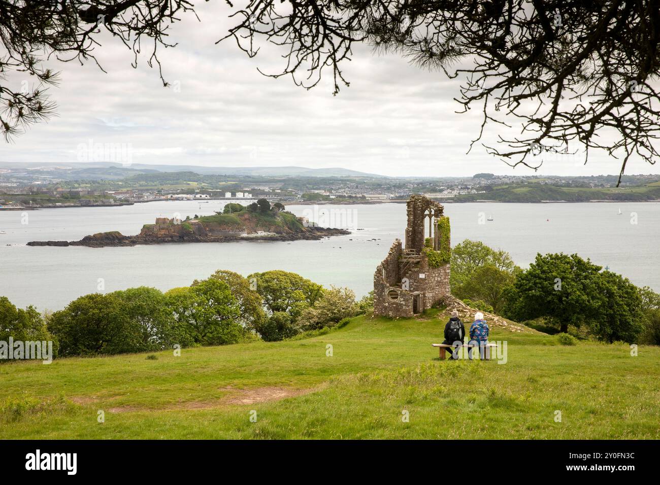 Regno Unito, Inghilterra, Cornovaglia, Cremyll, Mount Edgcumbe Estate, Plymouth e Drake Island in the Sound dalla follia Foto Stock