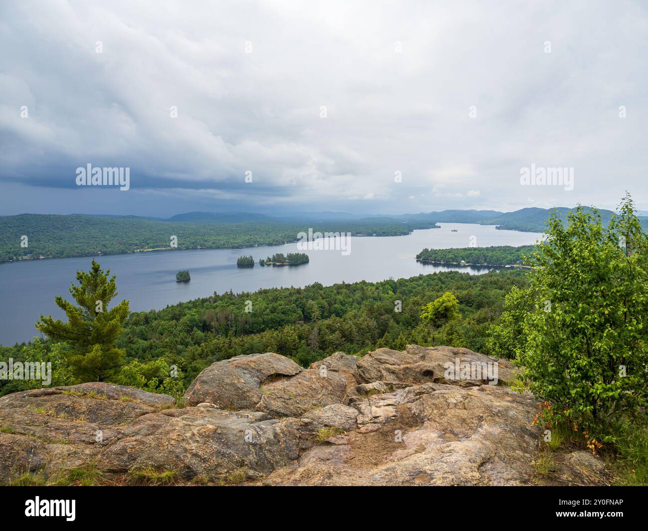 Dalla cima della Montagne Rocciose, ammira il quarto lago mentre sbiadisce nella vasta natura selvaggia delle Adirondacks, offrendo una vista mozzafiato di New Foto Stock