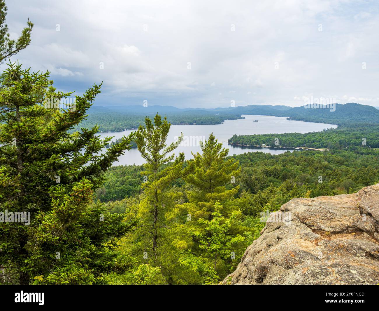 Dalla cima della Montagne Rocciose, ammira il quarto lago mentre sbiadisce nella vasta natura selvaggia delle Adirondacks, offrendo una vista mozzafiato di New Foto Stock