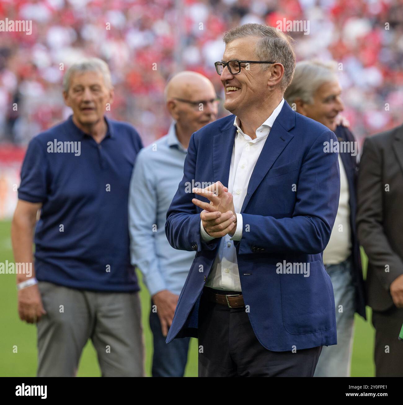 Jan-Christian Dreesen (Vorstandsvorsitzender, FC Bayern Muenchen AG) bei einer Ehrung vor Spielbeginn. GER, FC Bayern Muenchen gegen SC Freiburg Fussball, Bundesliga, 2. Spieltag, Spielzeit 2024/2025, 01.09.2024. (LE NORMATIVE DFL DFB VIETANO QUALSIASI USO DI FOTOGRAFIE COME SEQUENZE DI IMMAGINI E/O QUASI-VIDEO). Foto: Eibner-Pressefoto/Heike Feiner Foto Stock