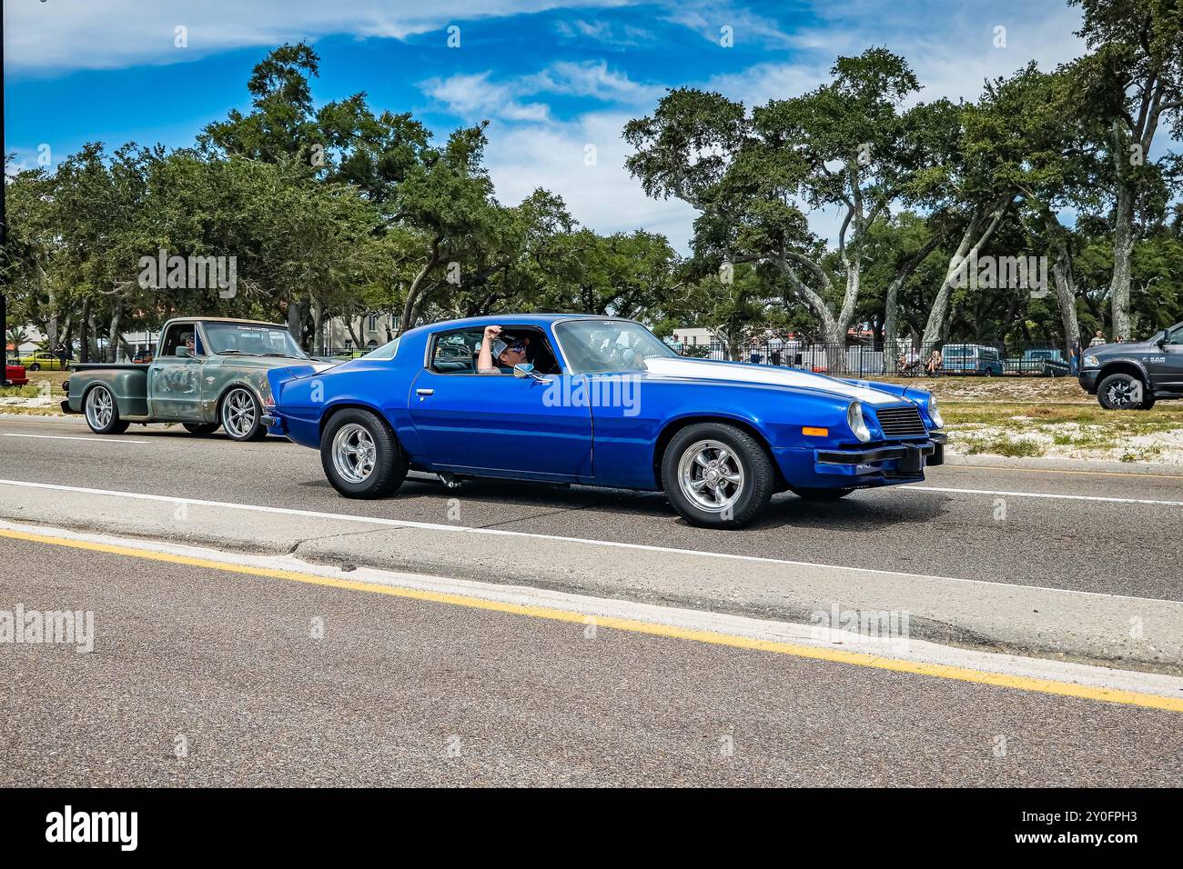 Gulfport, MS - 7 ottobre 2023: Vista laterale grandangolare di una Chevrolet Camaro Type LT Coupé 1977 in occasione di un salone di auto locale. Foto Stock