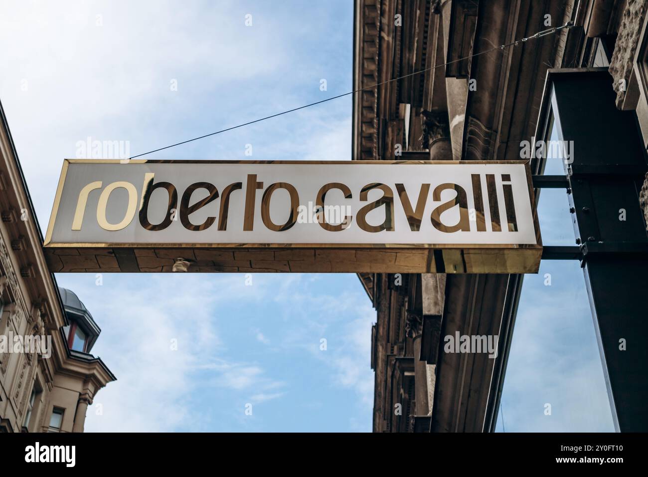 Vienna, Austria - 5 agosto 2024: L'insegna della boutique Roberto cavalli nel centro di Vienna Foto Stock