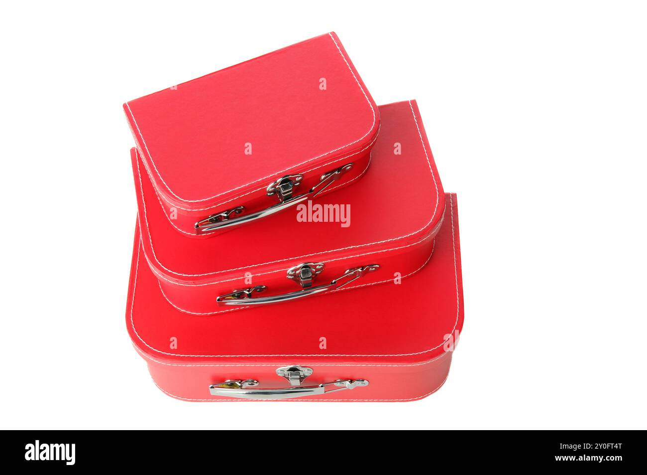 Tre valigie rosse impilate isolate su sfondo bianco. Ripresa da un'angolazione elevata Foto Stock