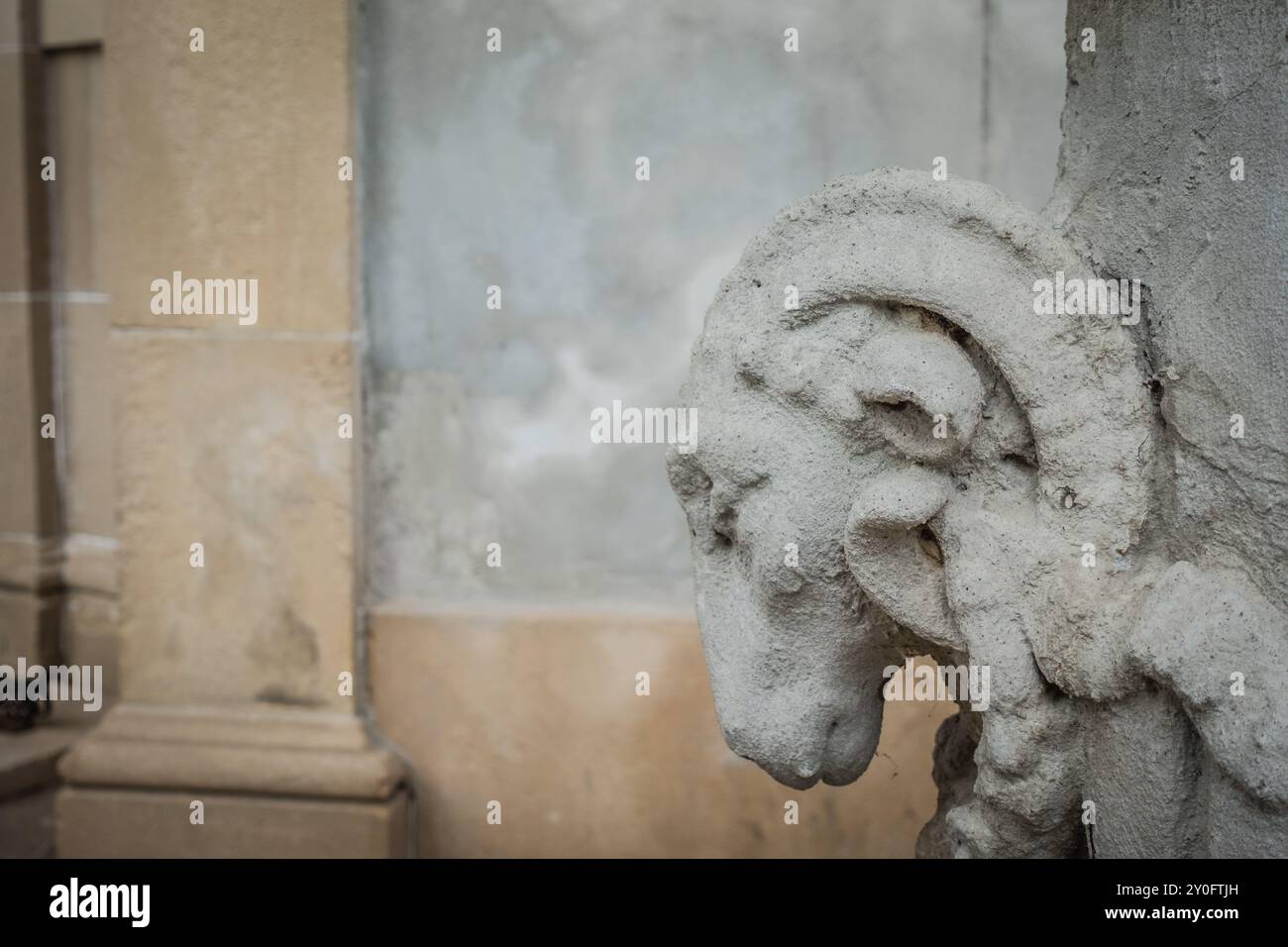 intaglio di capre che simboleggia grandezza ed eccellenza, con radici storiche e culturali. Nelle culture antiche, le capre erano associate alla forza, viril Foto Stock