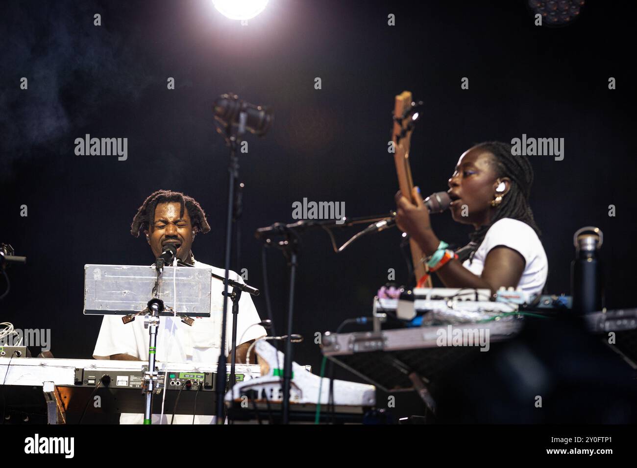 La cantante e cantautrice britannica, Sampha, (L) si esibisce dal vivo al Rock en Seine Festival. Foto Stock