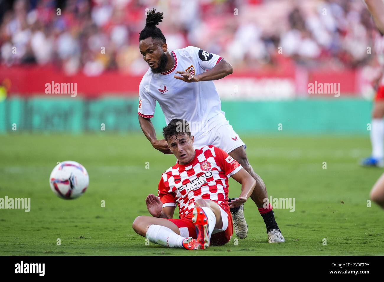 Alejandro Frances di Girona FC e Chidera Ejuke di Siviglia FC durante il campionato spagnolo, la Liga EA Sports, partita di calcio giocata tra Sevilla FC e Girona FC allo stadio Ramon Sanchez-Pizjuan il 1 settembre 2024, a Siviglia, Spagna. Foto Joaquin Corchero / Spagna DPPI / DPPI Foto Stock