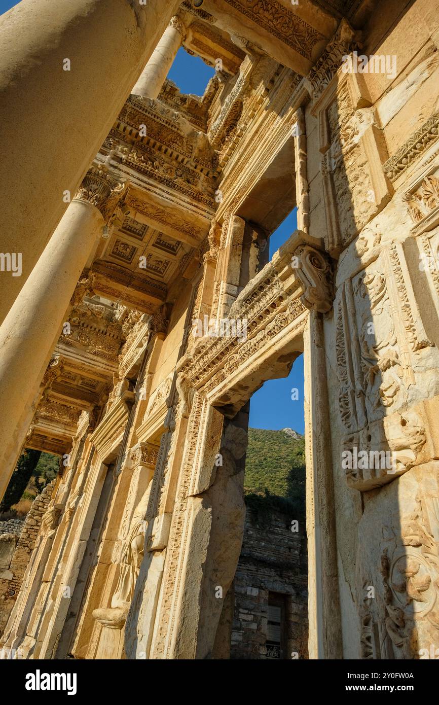 Selcúk, Turchia - 30 agosto 2024: La Biblioteca di Celsius nelle rovine dell'antica città di Efeso a Selcók, Turchia. Foto Stock