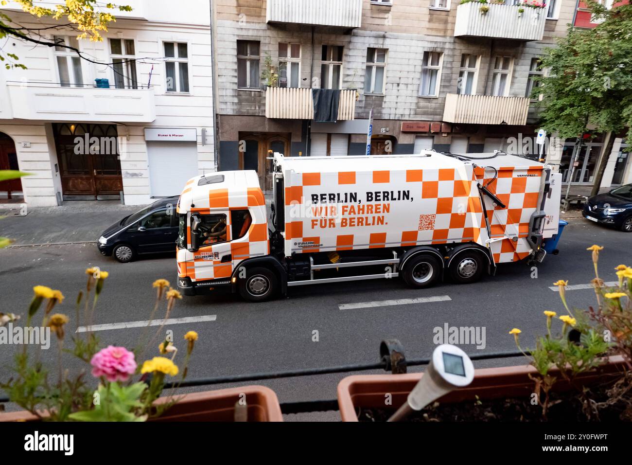 Ein Wagen der BSR für die Müllabfuhr fährt in Berlin Neukölln AM 30. Agosto 2024. Müllabfuhr a Berlino *** Un camion della raccolta rifiuti BSR guida a Berlino Neukölln il 30 agosto 2024 la raccolta rifiuti a Berlino Foto Stock