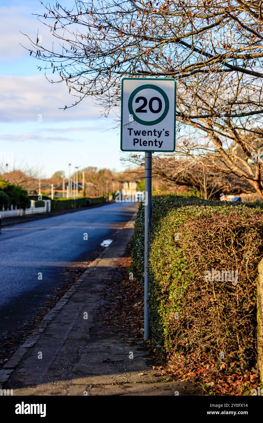 Venti's Plenty Speed Signs su una strada residenziale priva di traffico o persone, in un giorno d'inverno soleggiato ci sono foglie cadute sul marciapiede. Foto Stock