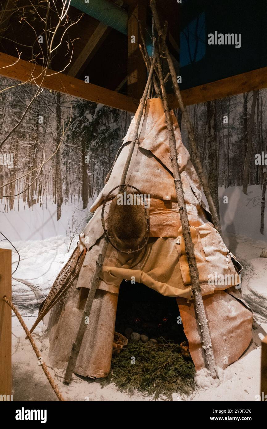 Il Centro visitatori del Parco Provinciale dei petroglifi, dedicato a mostrare la storia e la cultura indigena in Canada, con mostre su incisioni rupestri, tra Foto Stock