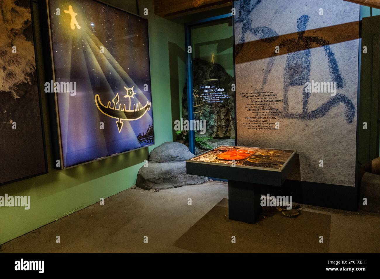Il Centro visitatori del Parco Provinciale dei petroglifi, dedicato a mostrare la storia e la cultura indigena in Canada, con mostre su incisioni rupestri, tra Foto Stock