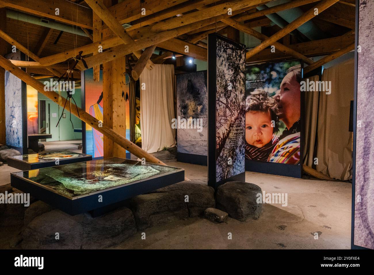 Il Centro visitatori del Parco Provinciale dei petroglifi, dedicato a mostrare la storia e la cultura indigena in Canada, con mostre su incisioni rupestri, tra Foto Stock