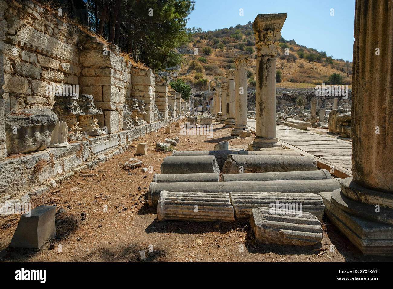 Selcúk, Turchia - 30 agosto 2024: La bassa Agorà tra le rovine dell'antica città di Efeso a Selcók, Turchia. Foto Stock