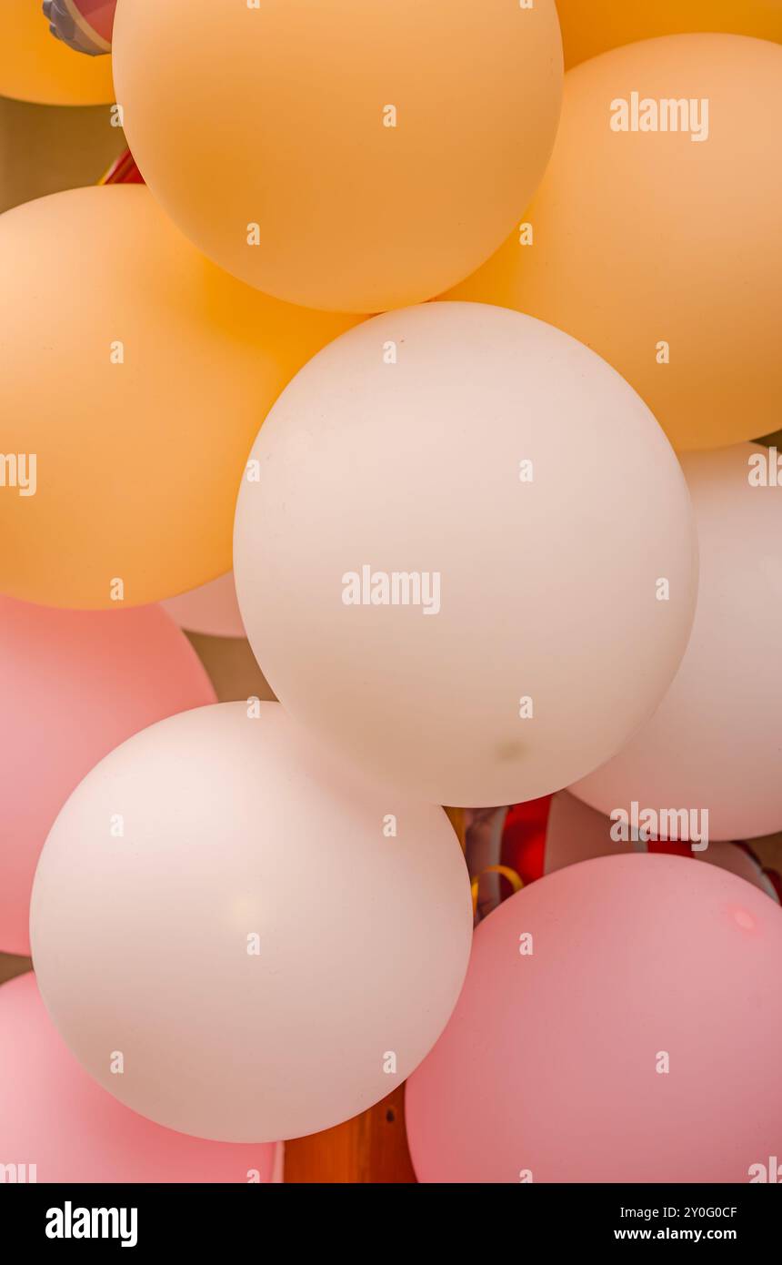 palloncini rosa e arancione da vicino. Foto di alta qualità Foto Stock