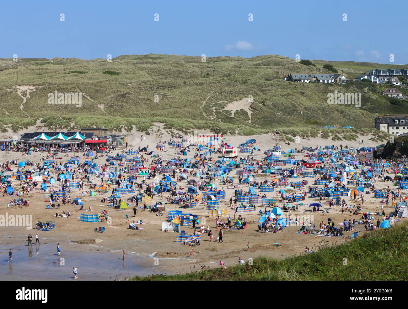 Perranporth Beach in Cornovaglia in un'intensa giornata estiva durante le vacanze scolastiche Foto Stock