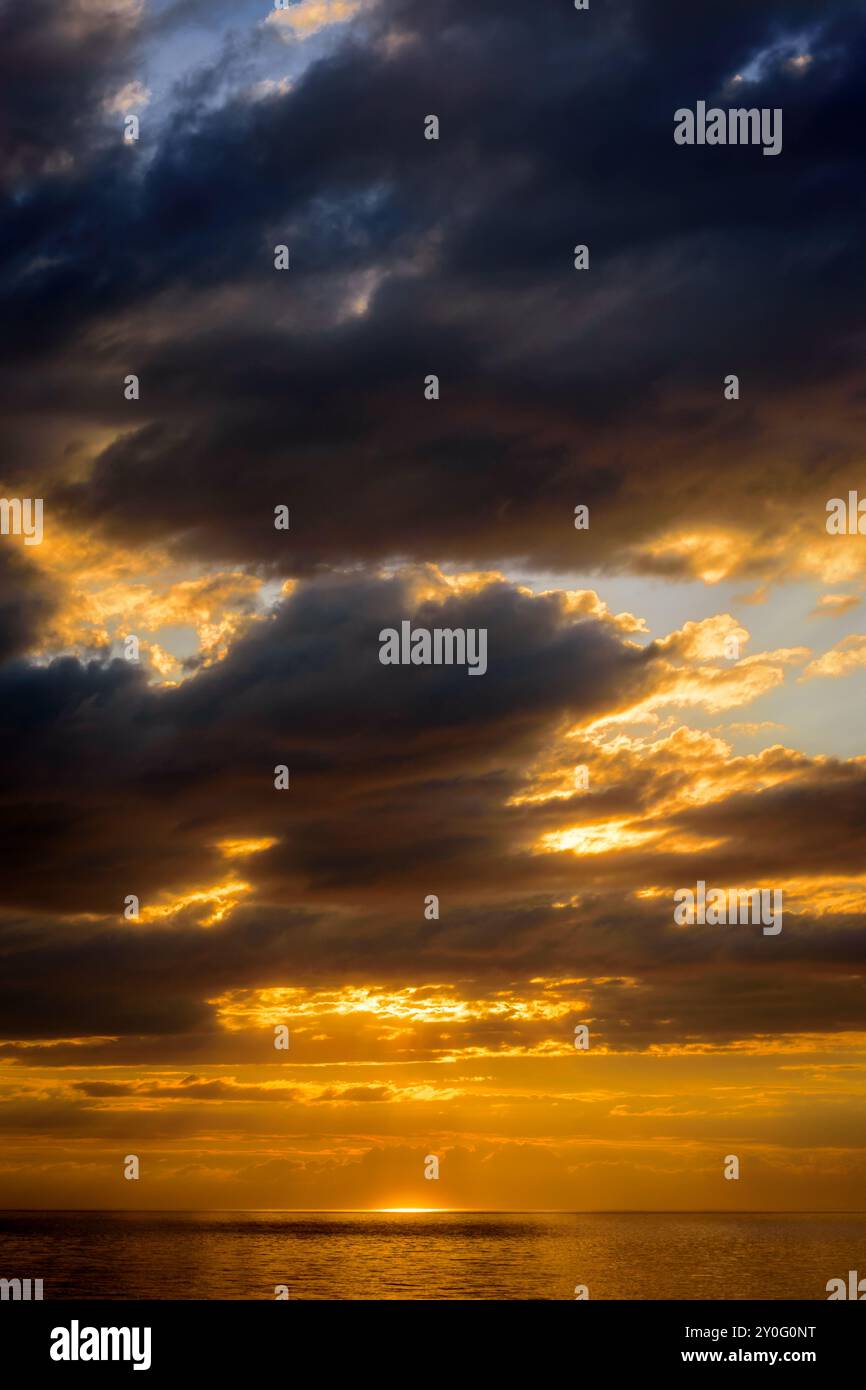 Mar Baltico paesaggio spettacolare al tramonto dorato, spiaggia vicino a Dziwnow, Polonia. Layout verticale Foto Stock