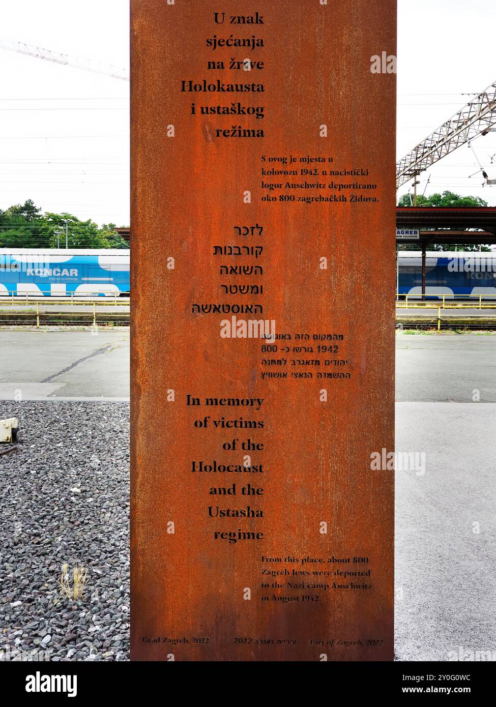 Targa al monumento commemorativo alle vittime dell'Olocausto e del regime di Ustasha presso la stazione ferroviaria principale di Zagabria, Croazia Foto Stock