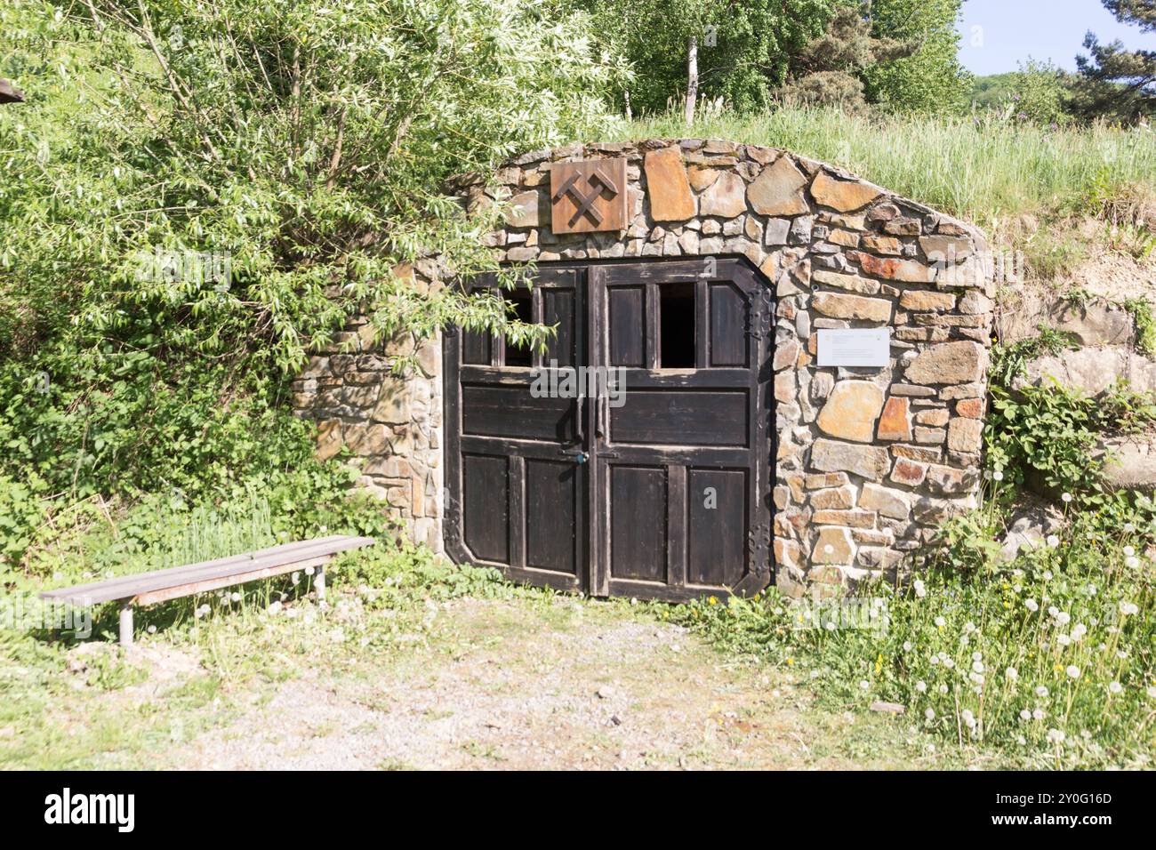 Ingresso alla replica del tunnel minerario come parte del museo di Zemplinske Hamre, Slovacchia, per mostrare come l'industria mineraria adora le ceramiche in passato Foto Stock