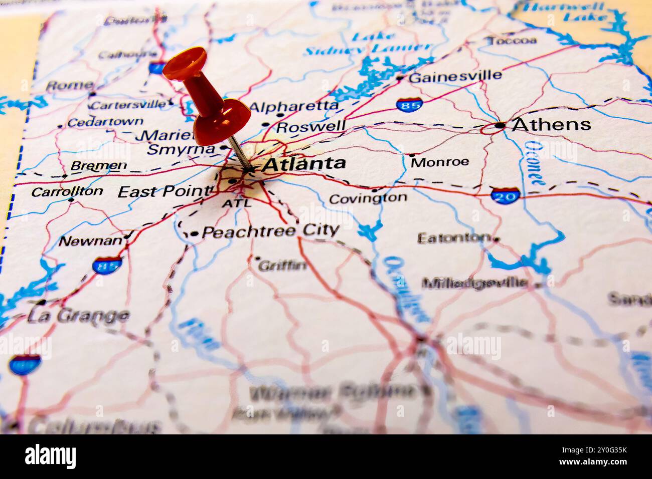 Red Thumb Tack sulla Road Map che mette in evidenza Atlanta, Georgia Foto Stock