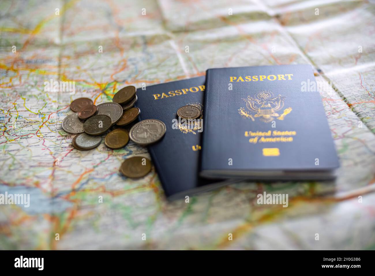 Passaporti americani sulla mappa stradale con valuta estera Foto Stock