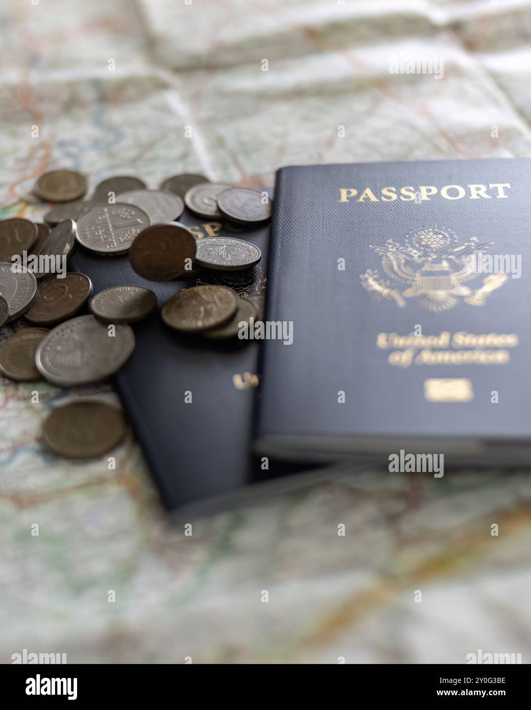 Passaporti americani sulla mappa stradale con valuta estera Foto Stock