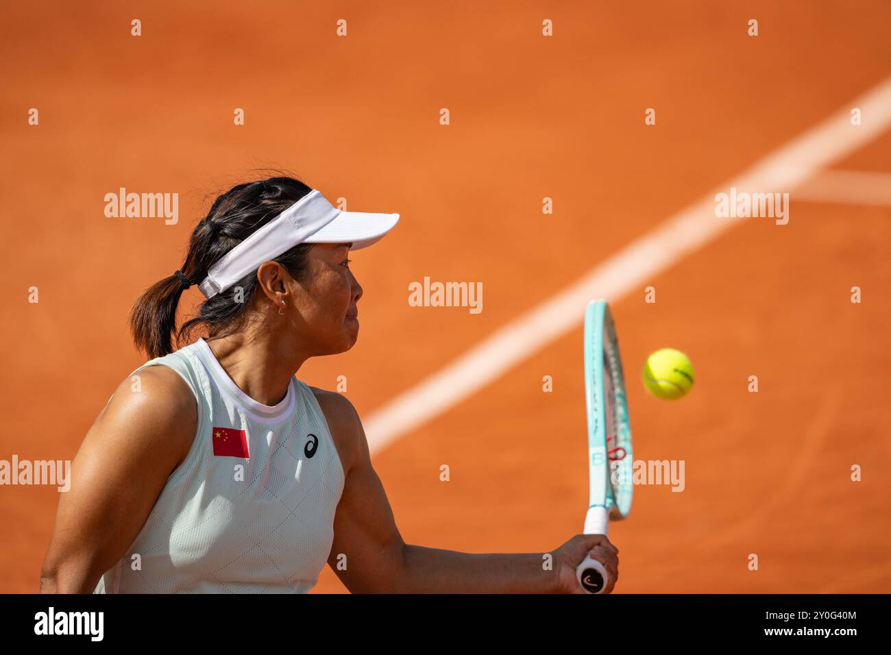 Parigi, Francia. 2 settembre 2024. Zhu Zhenzhen della Cina torna a Macarena Cabrillana del Cile durante il secondo round di singolare femminile di tennis su sedia a rotelle ai Giochi Paralimpici di Parigi 2024, in Francia, 2 settembre 2024. Crediti: Huang Wei/Xinhua/Alamy Live News Foto Stock