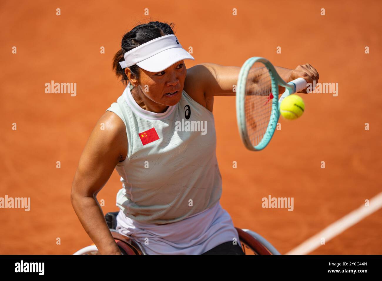 Parigi, Francia. 2 settembre 2024. Zhu Zhenzhen della Cina torna a Macarena Cabrillana del Cile durante il secondo round di singolare femminile di tennis su sedia a rotelle ai Giochi Paralimpici di Parigi 2024, in Francia, 2 settembre 2024. Crediti: Huang Wei/Xinhua/Alamy Live News Foto Stock