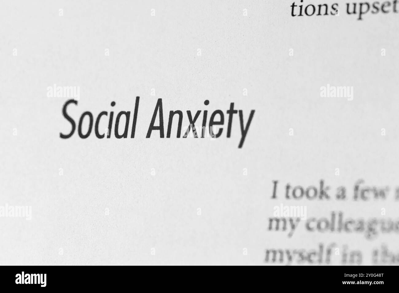Primo piano della parola del libro di testo di psicologia "ansia sociale" Foto Stock