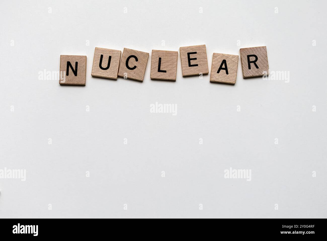 Primo piano delle piastrelle di legno offset ortografico "nucleare" – concetto di energia nucleare o minaccia Foto Stock