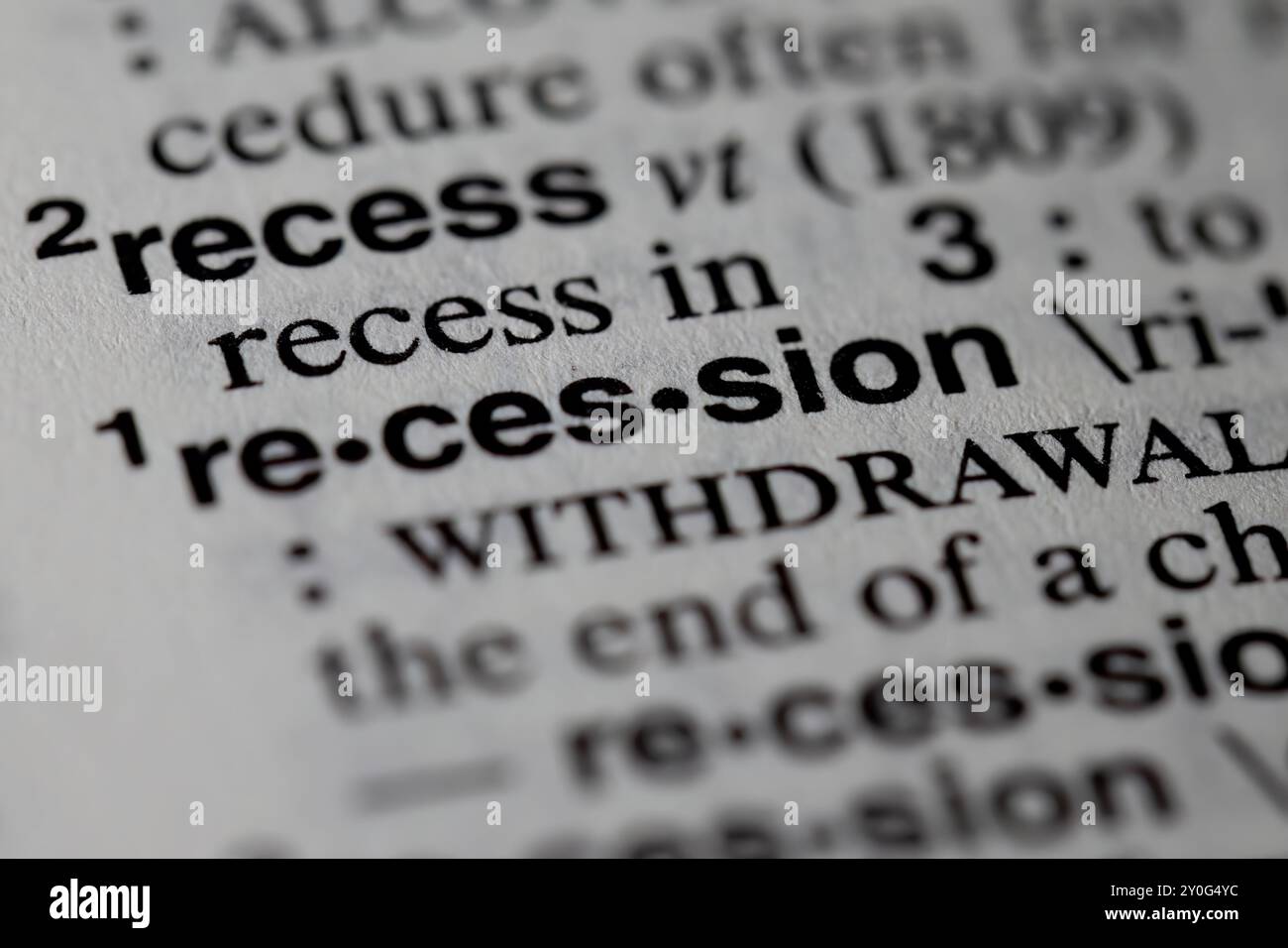 Primo piano della pagina del dizionario con la parola "recessione" - affrontare le preoccupazioni economiche e le turbolenze politiche Foto Stock