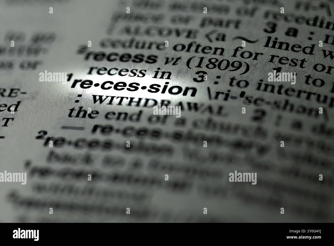 Primo piano della pagina del dizionario con la parola "recessione" - affrontare le preoccupazioni economiche e le turbolenze politiche Foto Stock