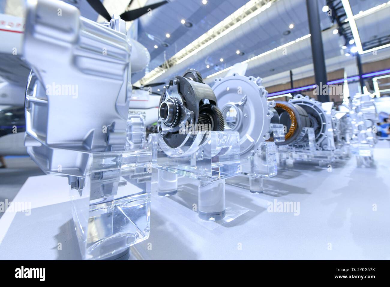 (240902) -- YIBIN, 2 settembre 2024 (Xinhua) -- questa foto scattata il 1 settembre 2024 mostra un sistema di trasmissione a doppio motore per il nuovo veicolo energetico (NEV) a Yibin, nella provincia del Sichuan nella Cina sud-occidentale. Dal 31 agosto al 2 settembre si è tenuta qui una mostra che vanta i risultati ottenuti nel settore delle batterie di potenza e delle catene di approvvigionamento, nell'ambito della World Power Battery Conference 2024, che ha presentato in modo completo i prodotti innovativi e i risultati tecnologici della catena industriale dell'anno scorso, nonché scenari applicativi tecnologici all'avanguardia come gli utensili elettrici e l'economia a bassa quota. T Foto Stock