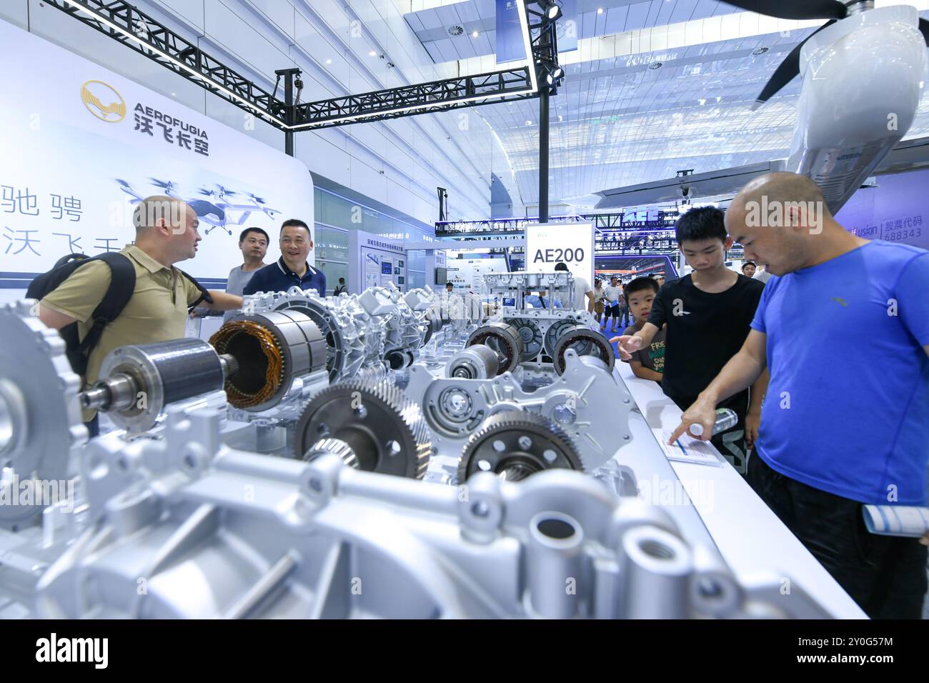 (240902) -- YIBIN, 2 settembre 2024 (Xinhua) -- i visitatori vengono a conoscenza di un sistema di trasmissione a doppio motore da 800 V per il nuovo veicolo energetico (NEV) in una mostra a margine della World Power Battery Conference del 2024 a Yibin, nella provincia del Sichuan, nel sud-ovest della Cina, 1 settembre 2024. Dal 31 agosto al 2 settembre si è tenuta qui una mostra che vanta i risultati ottenuti nell'industria delle batterie di potenza e nelle catene di approvvigionamento, come parte della World Power Battery Conference 2024, che ha presentato in modo completo i prodotti innovativi e i risultati tecnologici della catena industriale dell'anno scorso, oltre a tecnologie all'avanguardia Foto Stock