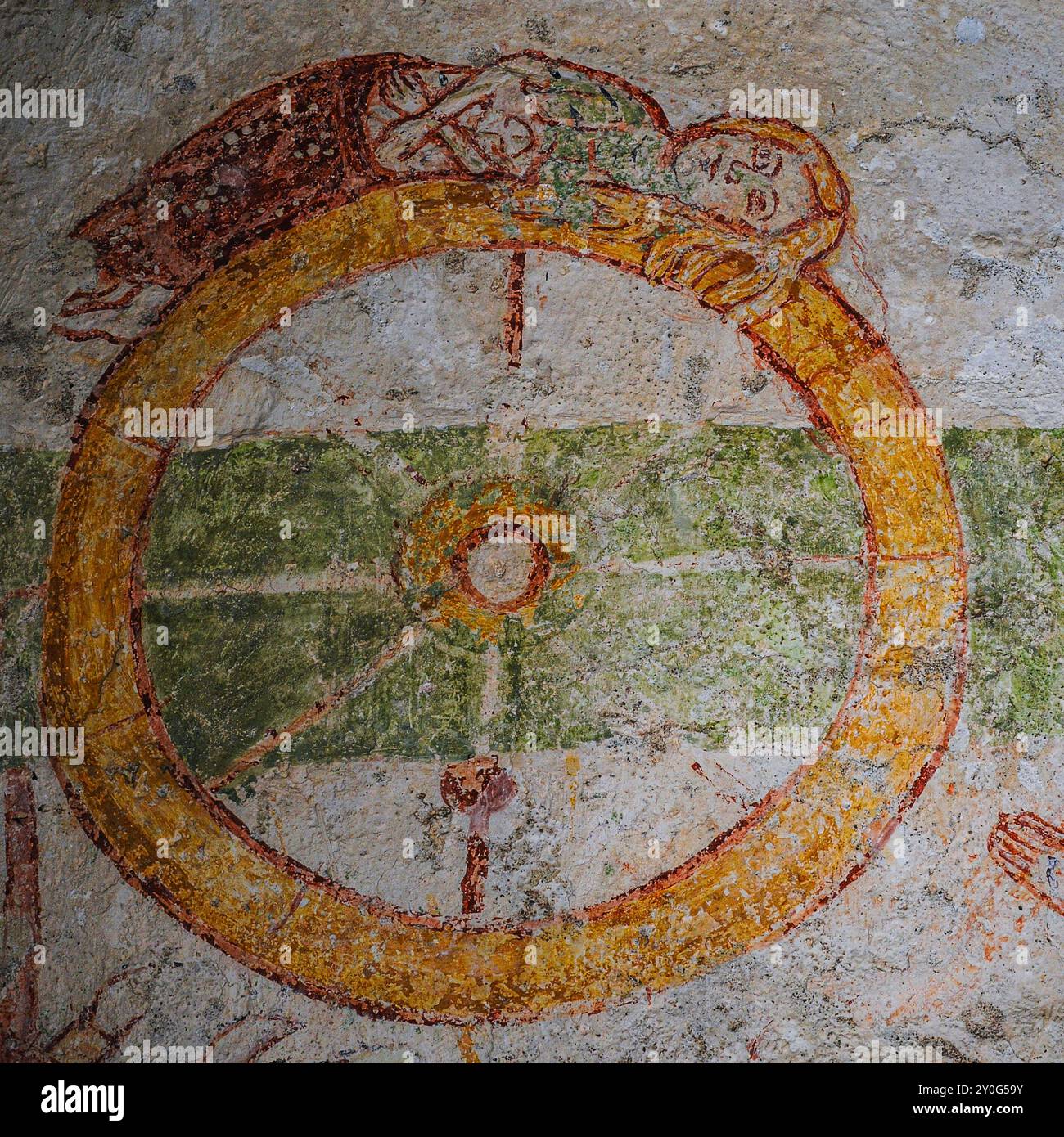 Santa Caterina d'Alessandria giace su una ruota che si rompe. Particolare dell'affresco medievale, Abbazia di Piona, Colico, Lombardia, Italia. L'affresco è insolito in quanto Santa Caterina è più frequentemente raffigurata in piedi trionfante con la ruota distrutta. Foto Stock