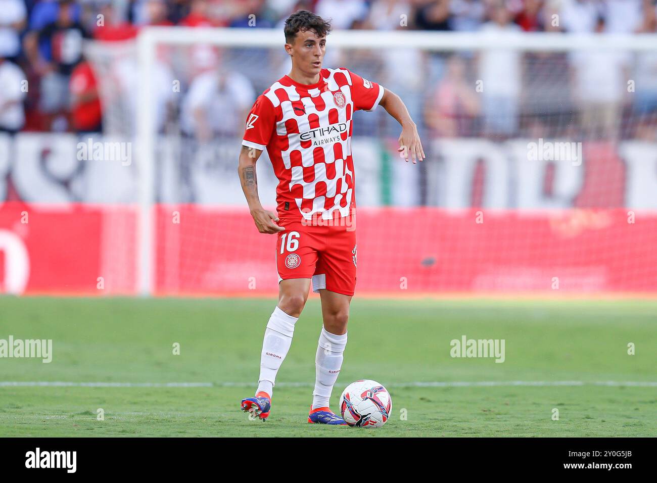 Siviglia, Spagna. 1 settembre 2024. Alejandro Frances del Girona FC Juanlu Sanchez del Sevilla FC durante la Liga EA Sports match tra Sevilla FC e Girona FC giocato al Ramon Sanchez Pizjuan Stadium il 1 settembre 2024 a Siviglia, Spagna. (Foto di Antonio Pozo/PRESSINPHOTO) credito: PRESSINPHOTO SPORTS AGENCY/Alamy Live News Foto Stock