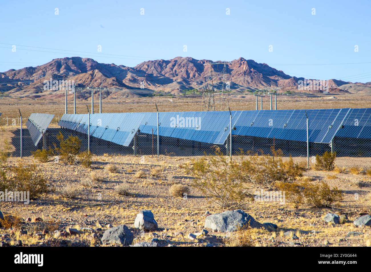 Una grande fattoria solare nel deserto del Nevada vicino alla diga di Hoover e a Los Vegas. Foto Stock