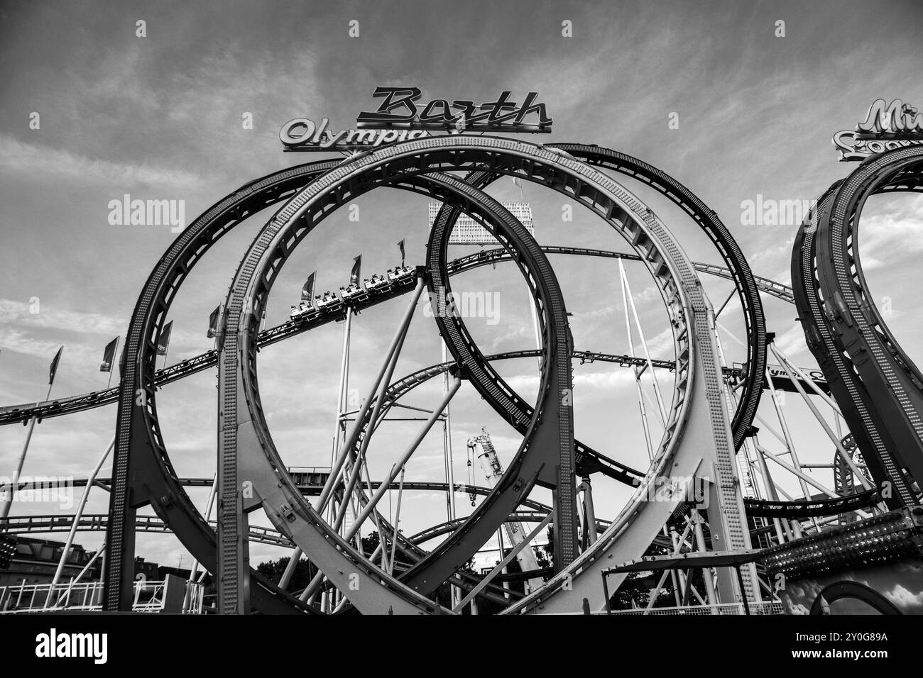 Vienna, Austria - 5 agosto 2024: Montagne russe nello storico parco divertimenti Prater di Vienna Foto Stock